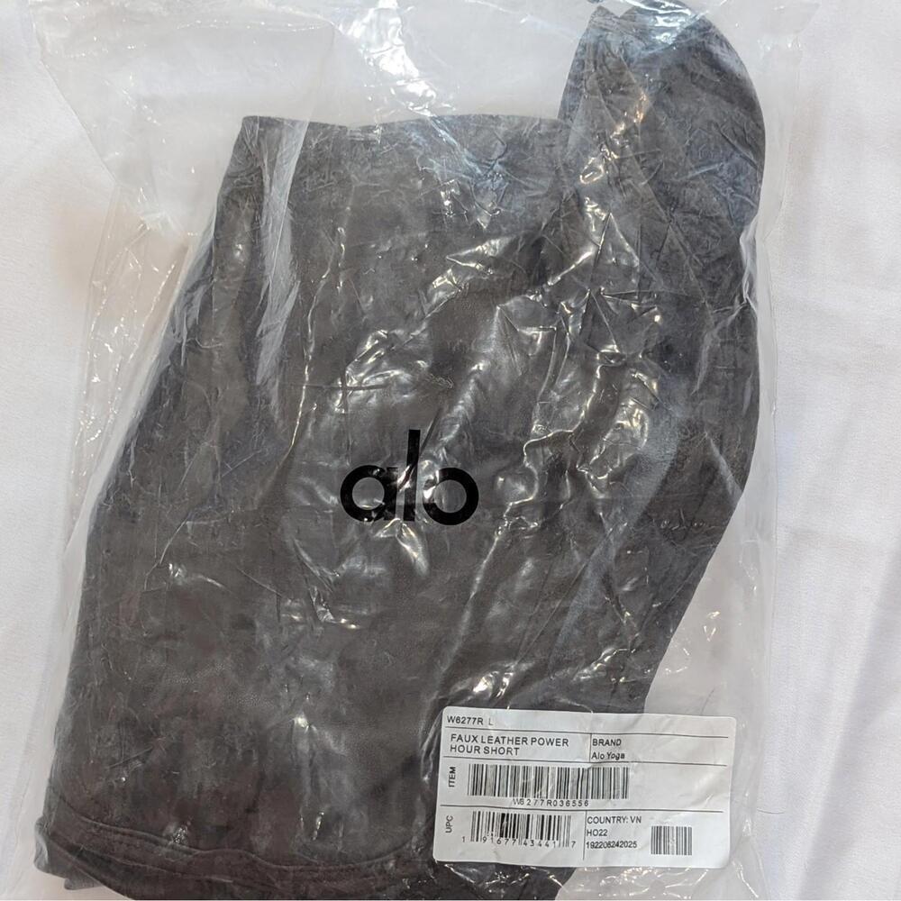 Alo Yoga Faux Leather Power Hour Shorts Size Large Brown NWT - Picture 8 of 8